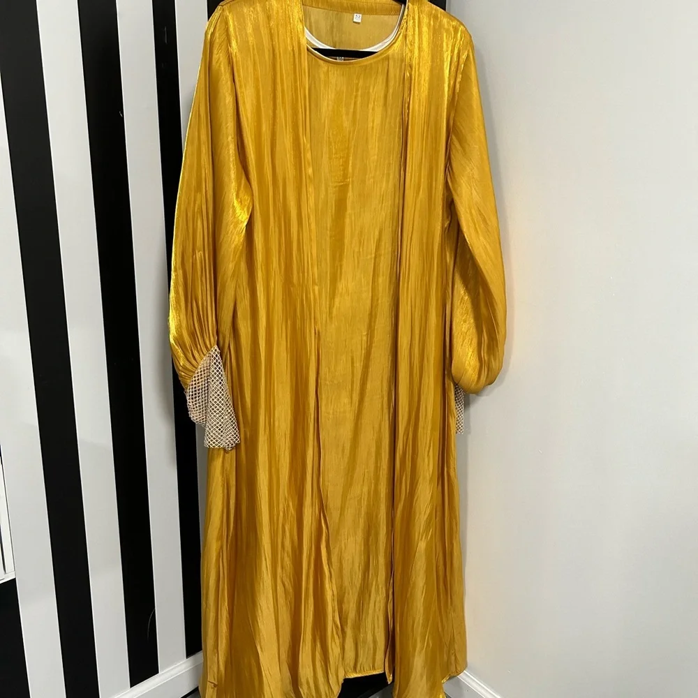 Elegant Yellow/Gold Three Piece Abaya set - Picture 4 of 6